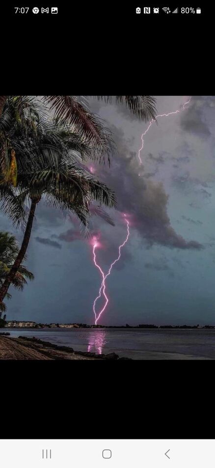 Two lightning bolts hit same spot simultaneously...